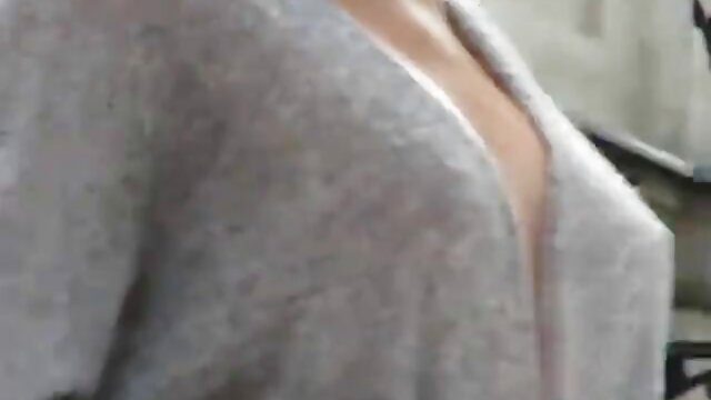 男は彼女の首の周りにロープを持つ青い目の売春婦をクソしています 女性 エロ アニメ
