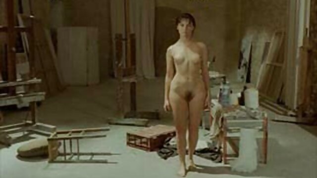 若い男のためのベッドの上で魅力的な金髪のジャンプ 女性 エッチ アニメ